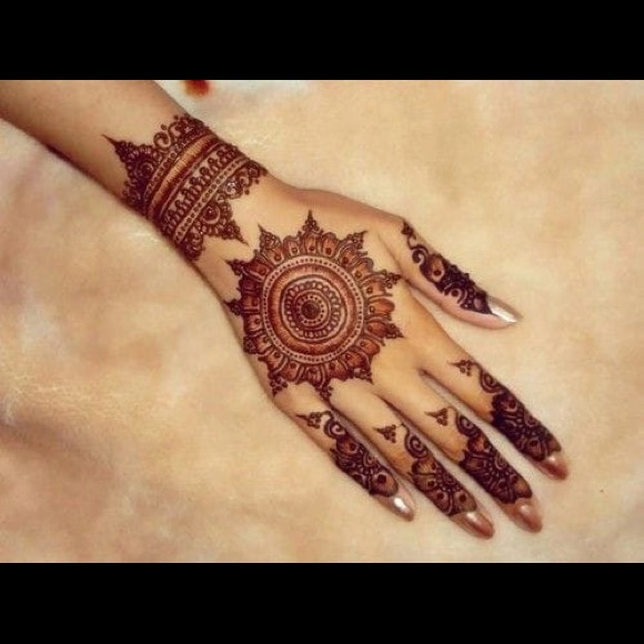 Are you guys interested in henna? ❤️ - Picture 1 of 2